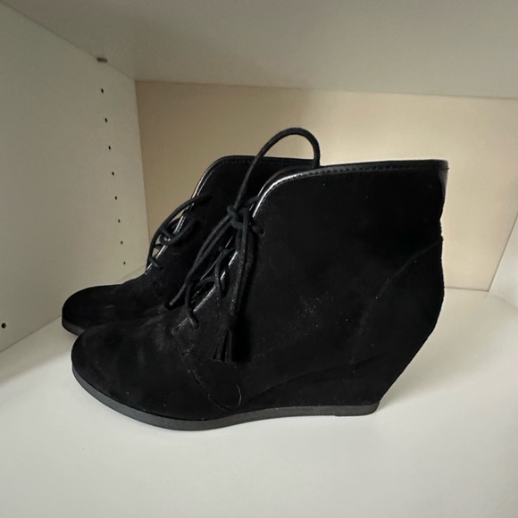 Black suede wedge lace up booties - Picture 2 of 6